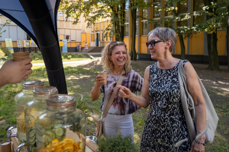 Piknik sportowy przy ulicy Trwałej z okazji udostępnia mieszkańcom nowych kort&oacute;w tenisowych