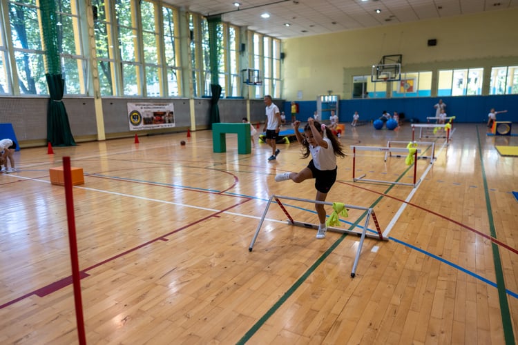Piknik sportowy przy ulicy Trwałej z okazji udostępnia mieszkańcom nowych kort&oacute;w tenisowych