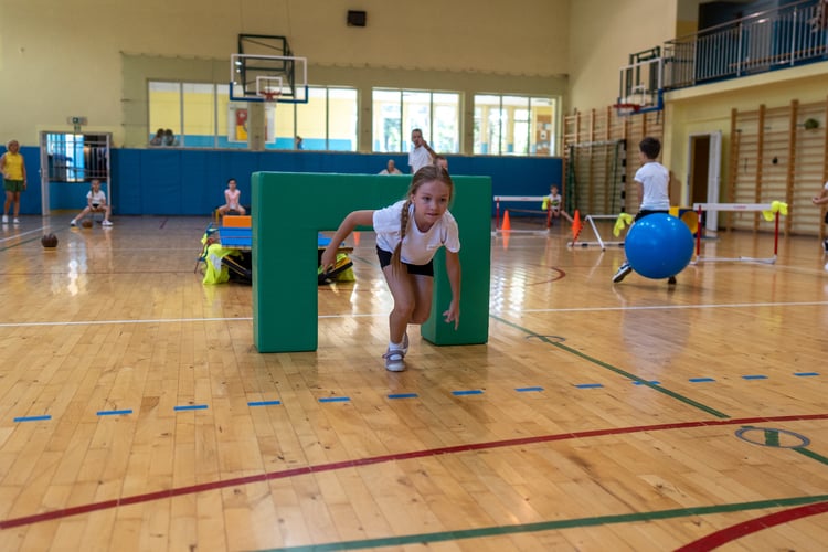 Piknik sportowy przy ulicy Trwałej z okazji udostępnia mieszkańcom nowych kort&oacute;w tenisowych