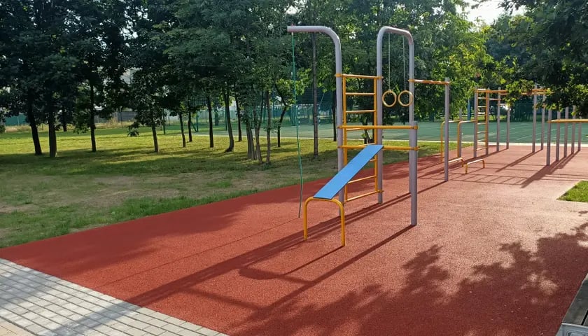 Nawierzchnia przy zestawie urządzeń do kalisteniki