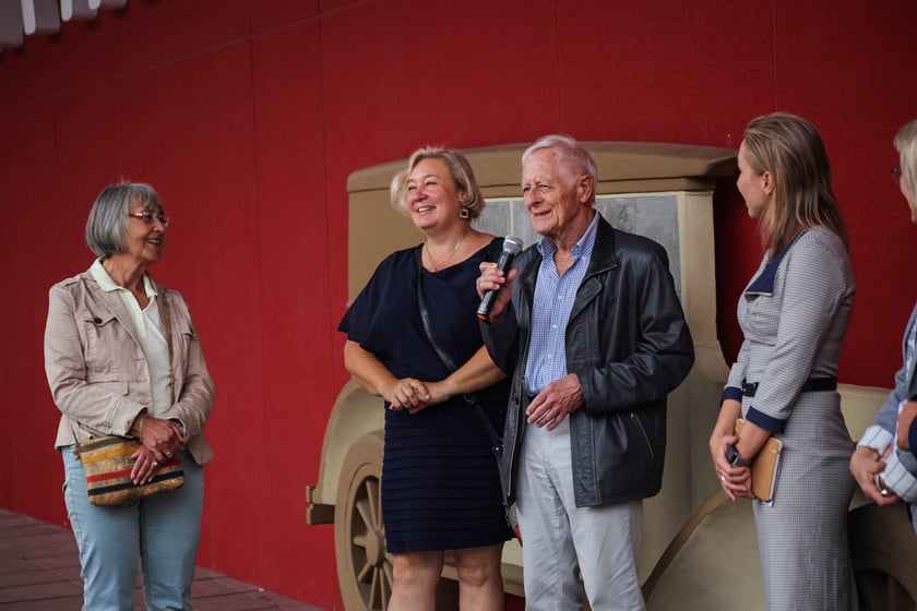 Uroczyste odsłonięcie tablicy pamiątkowej na wyremontowanym budynku należącym kiedyś do fabryki Otto Beckmann