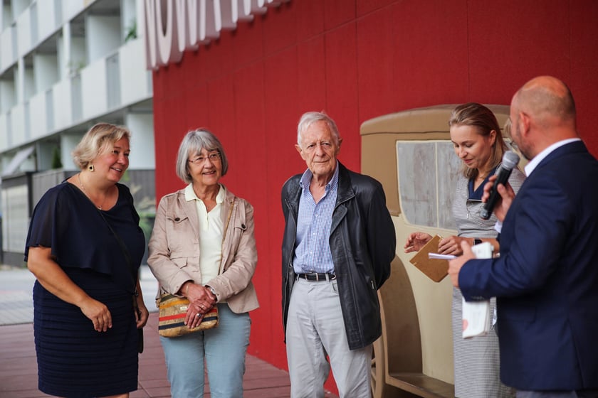 Uroczyste odsłonięcie tablicy pamiątkowej na wyremontowanym budynku należącym kiedyś do fabryki Otto Beckmann