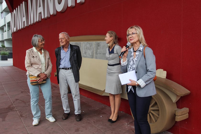 Uroczyste odsłonięcie tablicy pamiątkowej na wyremontowanym budynku należącym kiedyś do fabryki Otto Beckmann