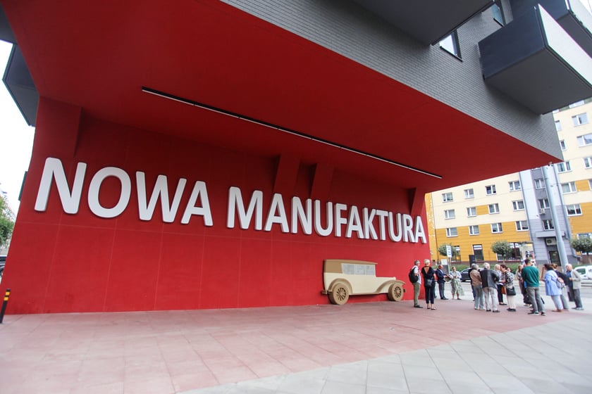 Uroczyste odsłonięcie tablicy pamiątkowej na wyremontowanym budynku należącym kiedyś do fabryki Otto Beckmann