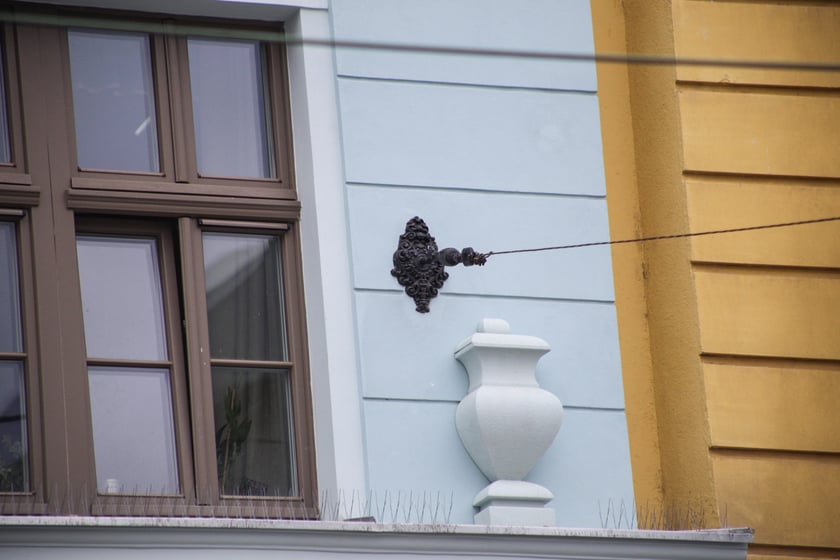 Uroczyste odsłonięcie tablicy pamiątkowej na wyremontowanym budynku należącym kiedyś do fabryki Otto Beckmann