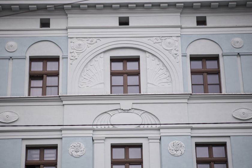 Uroczyste odsłonięcie tablicy pamiątkowej na wyremontowanym budynku należącym kiedyś do fabryki Otto Beckmann