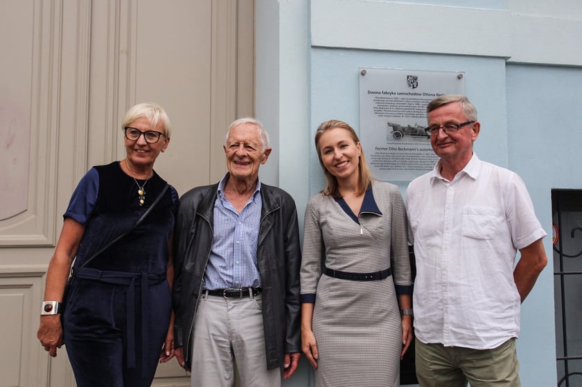 Uroczyste odsłonięcie tablicy pamiątkowej na wyremontowanym budynku należącym kiedyś do fabryki Otto Beckmann
