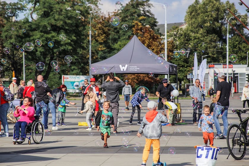 Powr&oacute;t do przeszłości. Piknik rodzinny bez barier. Wehikuł czasu do lat 80. przy Centrum Historii Zajezdnia w niedzielę 24 września