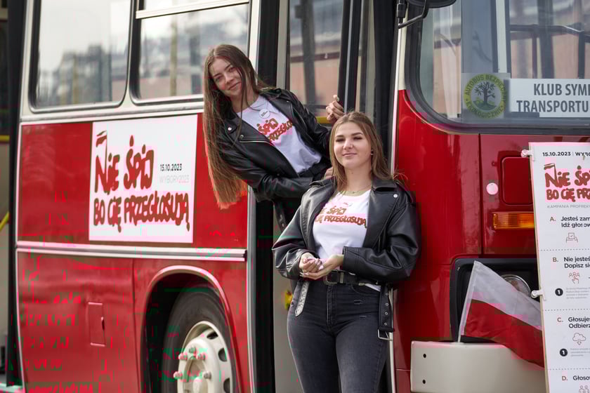 Na zdjęciu inaguracja mobilnego punktu rejestracji wyborców w Ikarusie, Centrum Historii Zajezdnia we Wrocławiu