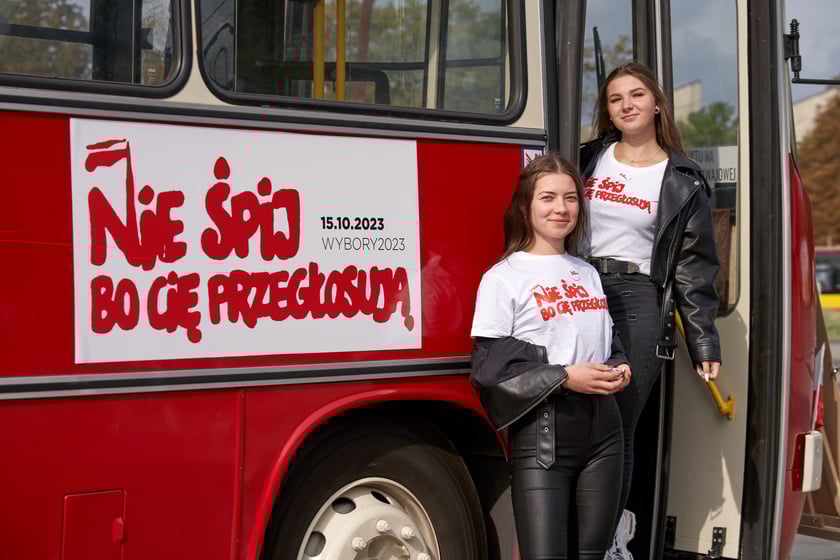 Na zdjęciu inaguracja mobilnego punktu rejestracji wyborców w Ikarusie, Centrum Historii Zajezdnia we Wrocławiu