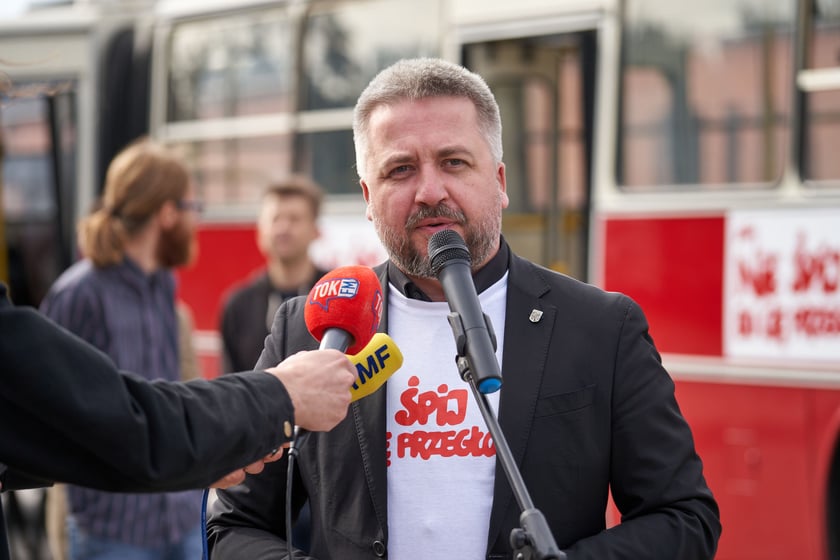 Na zdjęciu inaguracja mobilnego punktu rejestracji wyborców w Ikarusie, Centrum Historii Zajezdnia we Wrocławiu. Radosław Michalski, dyrektor Wydziału Promocji i Turystyki UM we Wrocławiu