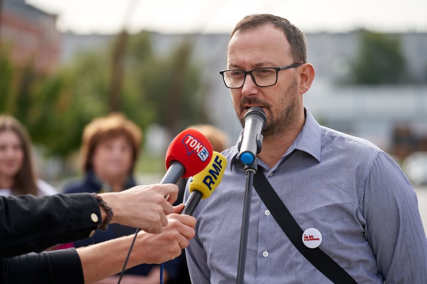 Na zdjęciu inaguracja mobilnego punktu rejestracji wyborców w Ikarusie, Centrum Historii Zajezdnia we Wrocławiu. Koszykarz Jacek Krzykała