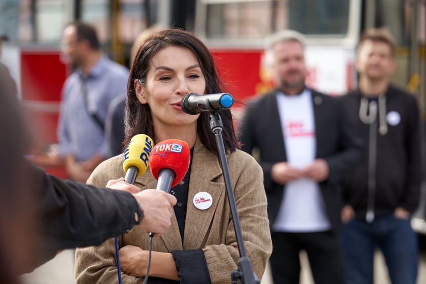 Na zdjęciu inaguracja mobilnego punktu rejestracji wyborców w Ikarusie, Centrum Historii Zajezdnia we Wrocławiu. prof. Karolina Jaklewicz, malarka, wykładowczyni akademicka