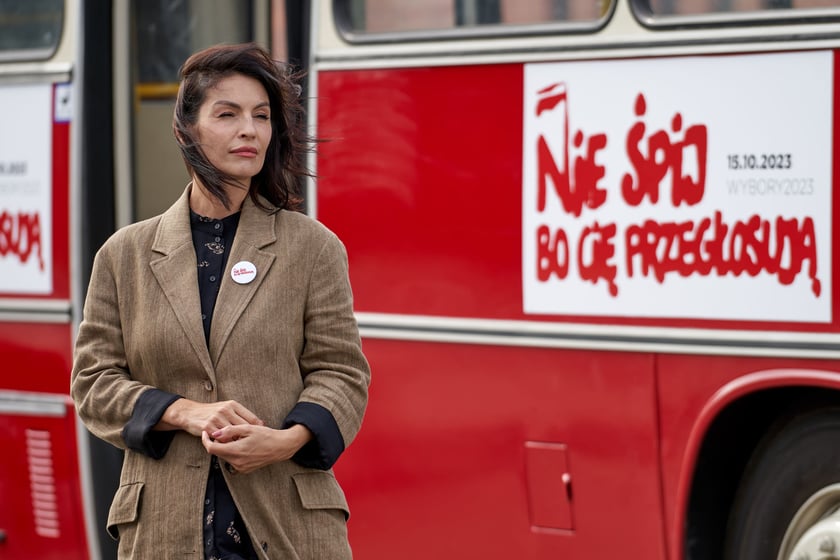 Na zdjęciu inaguracja mobilnego punktu rejestracji wyborców w Ikarusie, Centrum Historii Zajezdnia we Wrocławiu