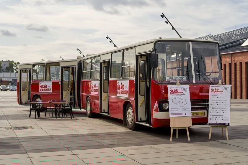 Na zdjęciu inaguracja mobilnego punktu rejestracji wyborców w Ikarusie, Centrum Historii Zajezdnia we Wrocławiu