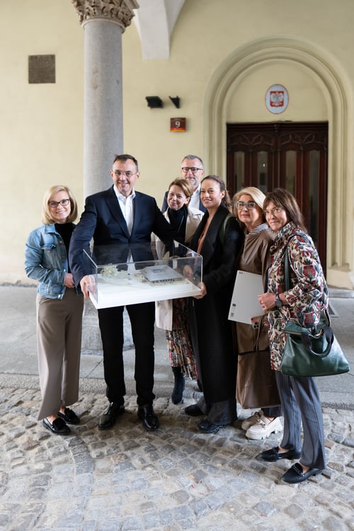 Spotkanie w gabinecie prezydenta Wrocławia Jacka Sutryka z osobami zaangażowanymi w budowę Interwencyjnego Ośrodka Preadopcyjnego na Stabłowicach