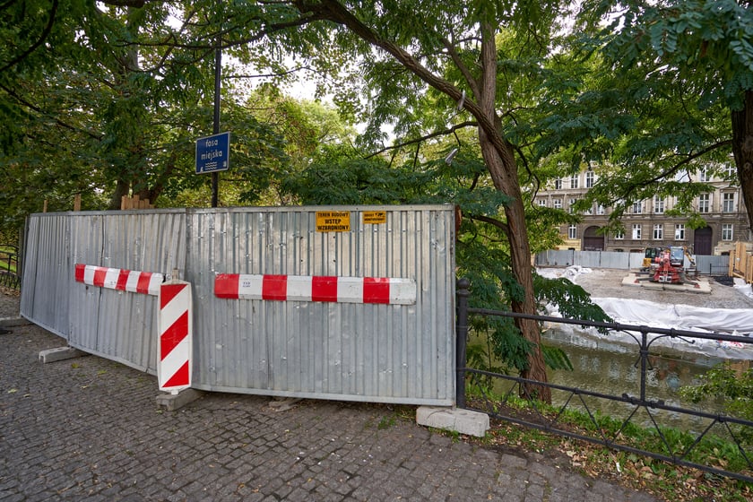 Fosa miejska i okolice, miejsce po Kładce św. Antoniego, październik 2023