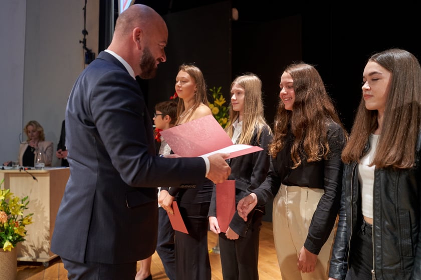 Nadanie przez prezydenta Wrocławia Jacka Sutryka stypendi&oacute;w samorządu Wrocławia przyznawanego w ramach &bdquo;Wrocławskiego programu wspierania uzdolnionych &ndash; PROMOVERE TALENTA&rdquo;