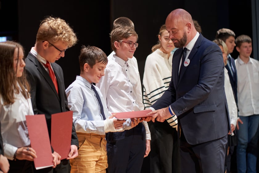 Nadanie przez prezydenta Wrocławia Jacka Sutryka stypendi&oacute;w samorządu Wrocławia przyznawanego w ramach &bdquo;Wrocławskiego programu wspierania uzdolnionych &ndash; PROMOVERE TALENTA&rdquo;