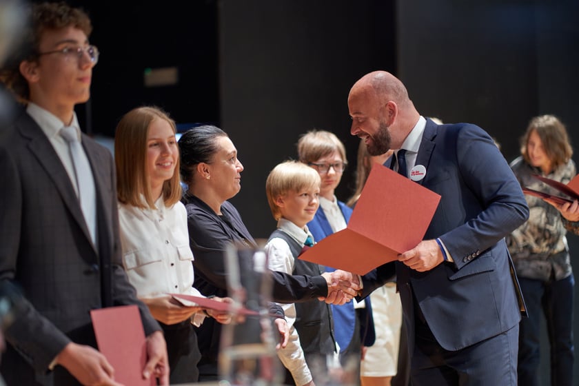 Nadanie przez prezydenta Wrocławia Jacka Sutryka stypendi&oacute;w samorządu Wrocławia przyznawanego w ramach &bdquo;Wrocławskiego programu wspierania uzdolnionych &ndash; PROMOVERE TALENTA&rdquo;