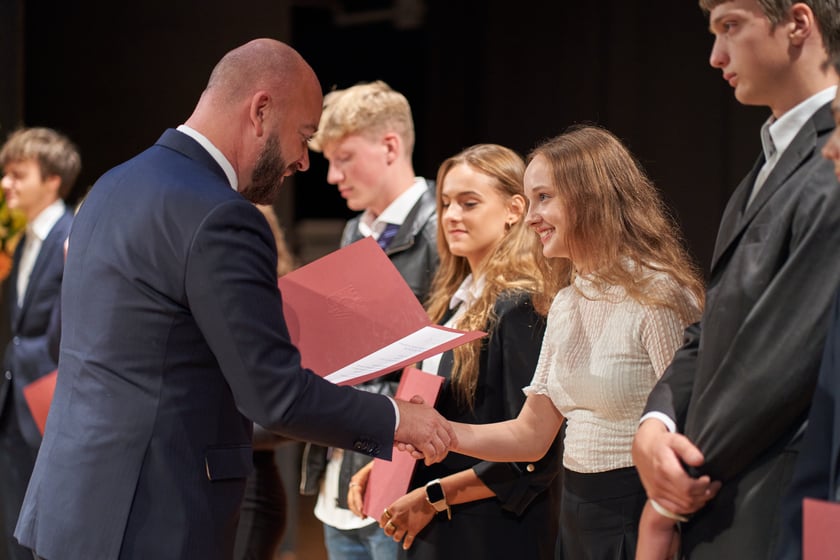 Nadanie przez prezydenta Wrocławia Jacka Sutryka stypendi&oacute;w samorządu Wrocławia przyznawanego w ramach &bdquo;Wrocławskiego programu wspierania uzdolnionych &ndash; PROMOVERE TALENTA&rdquo;