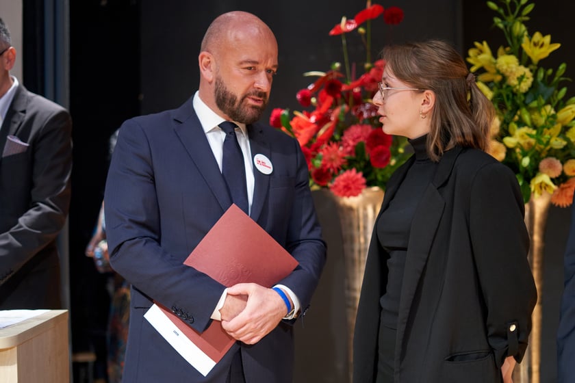 Nadanie przez prezydenta Wrocławia Jacka Sutryka stypendi&oacute;w samorządu Wrocławia przyznawanego w ramach &bdquo;Wrocławskiego programu wspierania uzdolnionych &ndash; PROMOVERE TALENTA&rdquo;