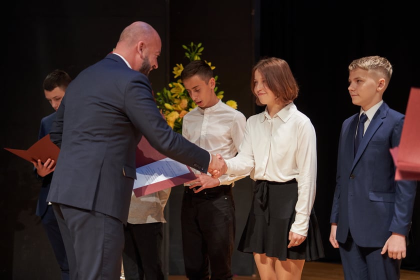 Nadanie przez prezydenta Wrocławia Jacka Sutryka stypendi&oacute;w samorządu Wrocławia przyznawanego w ramach &bdquo;Wrocławskiego programu wspierania uzdolnionych &ndash; PROMOVERE TALENTA&rdquo;