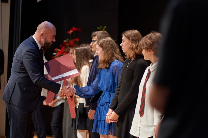 Nadanie przez prezydenta Wrocławia Jacka Sutryka stypendi&oacute;w samorządu Wrocławia przyznawanego w ramach &bdquo;Wrocławskiego programu wspierania uzdolnionych &ndash; PROMOVERE TALENTA&rdquo;