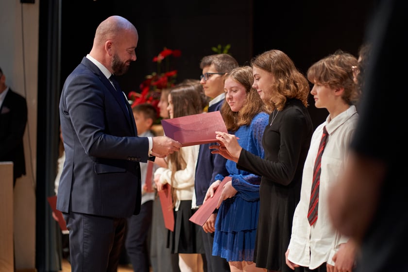 Nadanie przez prezydenta Wrocławia Jacka Sutryka stypendi&oacute;w samorządu Wrocławia przyznawanego w ramach &bdquo;Wrocławskiego programu wspierania uzdolnionych &ndash; PROMOVERE TALENTA&rdquo;