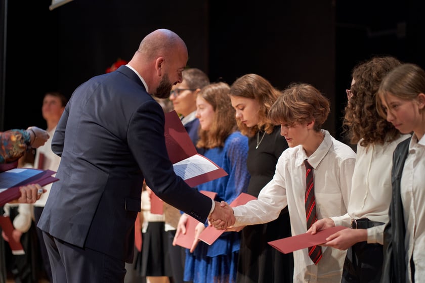 Nadanie przez prezydenta Wrocławia Jacka Sutryka stypendi&oacute;w samorządu Wrocławia przyznawanego w ramach &bdquo;Wrocławskiego programu wspierania uzdolnionych &ndash; PROMOVERE TALENTA&rdquo;