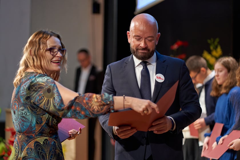 Nadanie przez prezydenta Wrocławia Jacka Sutryka stypendi&oacute;w samorządu Wrocławia przyznawanego w ramach &bdquo;Wrocławskiego programu wspierania uzdolnionych &ndash; PROMOVERE TALENTA&rdquo;