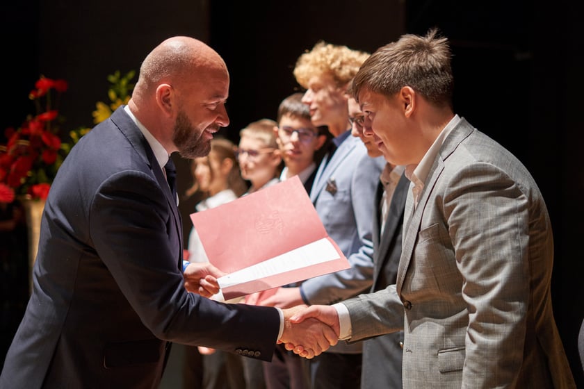 Nadanie przez prezydenta Wrocławia Jacka Sutryka stypendi&oacute;w samorządu Wrocławia przyznawanego w ramach &bdquo;Wrocławskiego programu wspierania uzdolnionych &ndash; PROMOVERE TALENTA&rdquo;