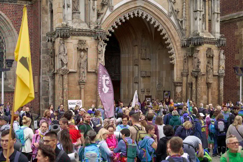 Przynależność do tego Kościoła katolickiego zadeklarowało 1895193&nbsp;os&oacute;b, czyli&nbsp;65&nbsp;procent wszystkich Dolnoślązak&oacute;w.&nbsp;
Zdjęcie z początku pielgrzymki pod katedrą rzymskokatolicką na Ostrowie Tumskim.
&nbsp;