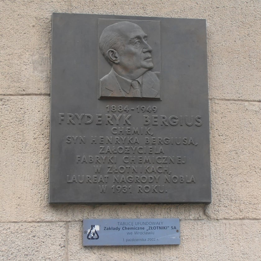 Tablica pamiątkowa poświęcona Fryderykowi Bergiusowi, odsłonięta w 2002 roku na elewacji budynku A-2 w kampusie Politechniki Wrocławskiej