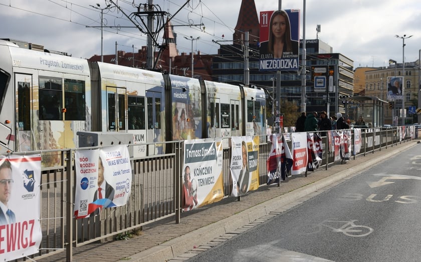 Materiały wyborcze w przestrzeni miejskiej dzień po wyborach&nbsp;&nbsp;