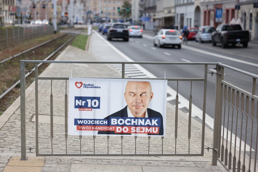 Materiały wyborcze w przestrzeni miejskiej dzień po wyborach&nbsp;&nbsp;