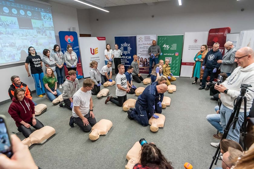 Uczestnicy akcji nauki resuscytacji zorganizowanej przez Uniwersytet Medyczny we Wrocławiu