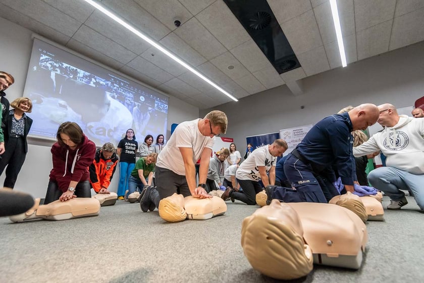 Uczestnicy akcji nauki resuscytacji zorganizowanej przez Uniwersytet Medyczny we Wrocławiu