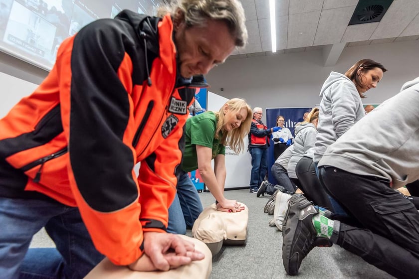 Uczestnicy akcji nauki resuscytacji zorganizowanej przez Uniwersytet Medyczny we Wrocławiu