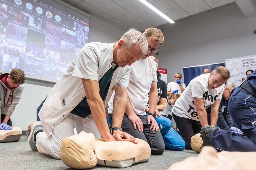 Uczestnicy akcji nauki resuscytacji zorganizowanej przez Uniwersytet Medyczny we Wrocławiu