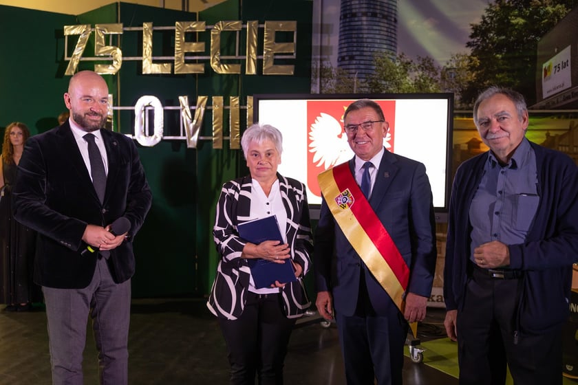 Jubileusz 75-lecia VIII LO we Wrocławiu. Medal odbiera Mariola Rachel