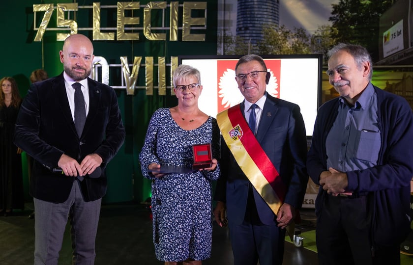 Jubileusz 75-lecia VIII LO we Wrocławiu. Medal odbiera Małgorzata Gaczyńska