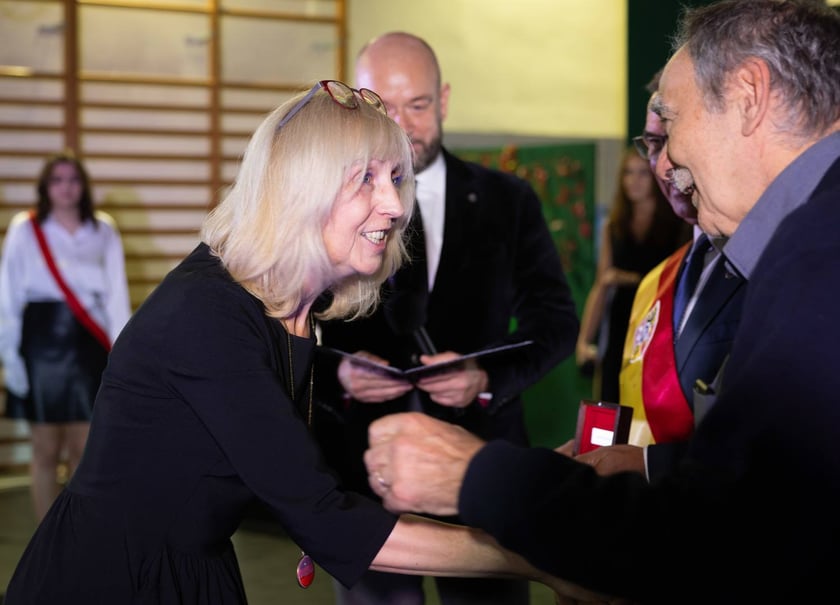 Jubileusz 75-lecia VIII LO we Wrocławiu. Medal odbiera Izabela Kubicka