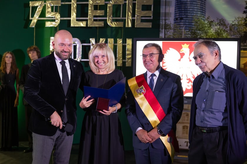 Jubileusz 75-lecia VIII LO we Wrocławiu. Medal odbiera Izabela Kubicka