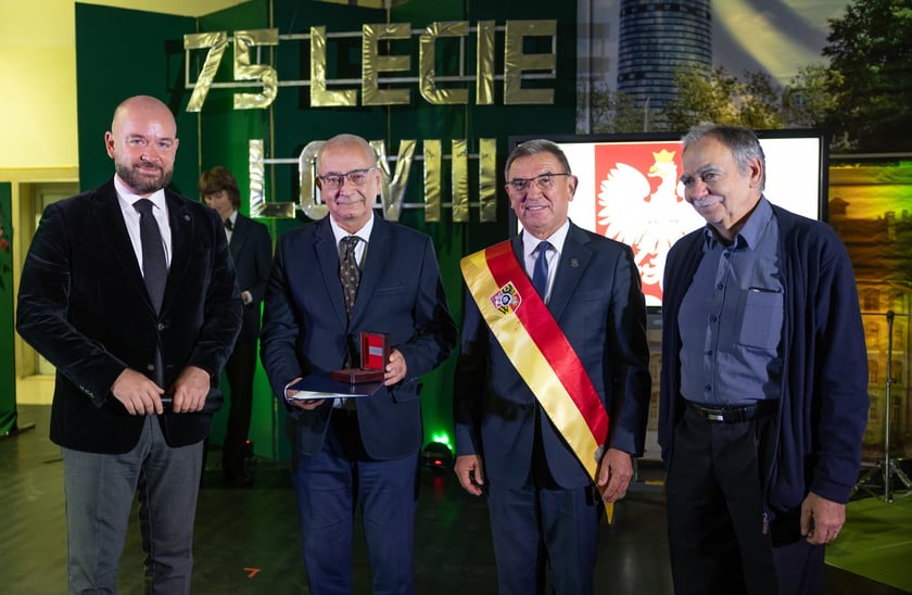 Jubileusz 75-lecia VIII LO we Wrocławiu. Medal odbiera Juliusz Januszewski