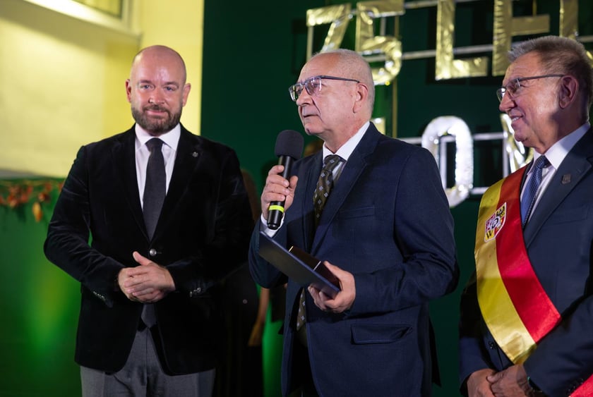 Jubileusz 75-lecia VIII LO we Wrocławiu. Medal odbiera Juliusz Januszewski