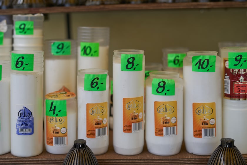 Wszystkich Świętych 2023. Ceny zniczy, stroików i chryzantem we Wrocławiu. Sprawdź!