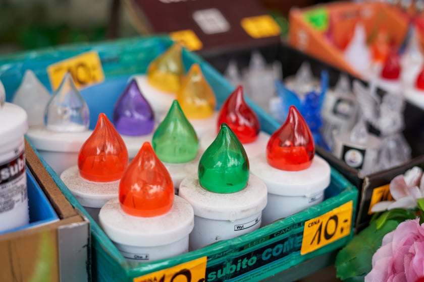 Wszystkich Świętych 2023. Ceny zniczy, stroików i chryzantem we Wrocławiu. Sprawdź!