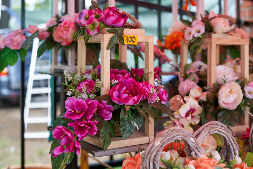 Wszystkich Świętych 2023. Ceny zniczy, stroików i chryzantem we Wrocławiu. Sprawdź!