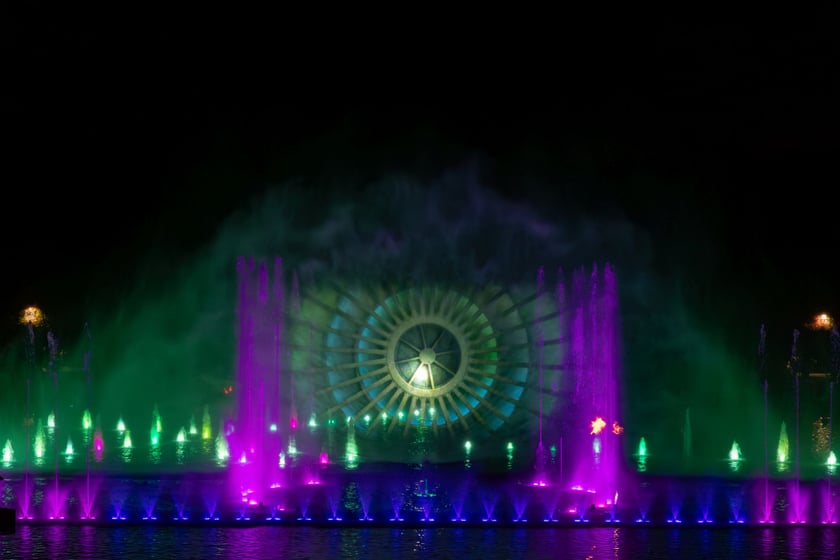 Nocny pokaz Fontanny Multimedialnej na zakończenie sezonu.